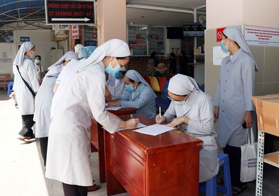 Cởi áo tu hành, khoác áo blue xông pha lên tuyến đầu chống dịch - Hình 2 Coi ao tu hanh, khoac ao blue xong pha len tuyen dau chong dich-Hinh-2