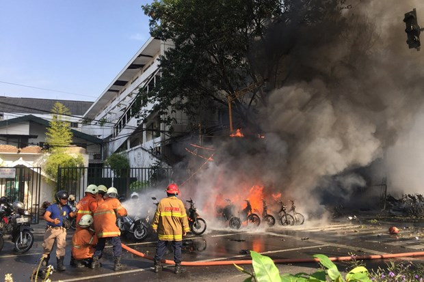 Nổ bên ngoài nhà thờ tại miền Trung Indonesia, nhiều người thương vong No ben ngoai nha tho tai mien Trung Indonesia, nhieu nguoi thuong vong