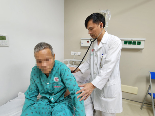 Thời tiết nồm ẩm, bệnh nhân đến bệnh viện khám tăng - Hình 3 Thoi tiet nom am, benh nhan den benh vien kham tang-Hinh-3