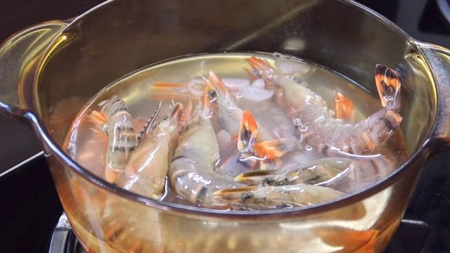 Luộc tôm thêm 2 thứ này đảm bảo hết tanh, thịt ngon hết sảy - Hình 2 Luoc tom them 2 thu nay dam bao het tanh, thit ngon het say-Hinh-2