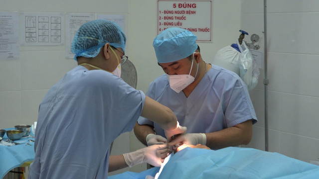Tiêm filler, người phụ nữ bị chảy dịch vùng thái dương - Hình 2 Tiem filler, nguoi phu nu bi chay dich vung thai duong-Hinh-2