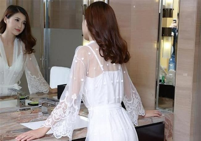 Em hàng xóm thích mặc đồ ngủ xuyên thấu ra “phơi nắng”, vội chuyển đi vì... Em hang xom thich mac do ngu xuyen thau ra “phoi nang”, voi chuyen di vi...