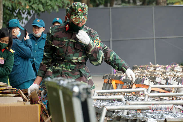 Bên trong trận địa pháo chờ “khai hỏa” chào năm mới ở Hà Nội - Hình 3 Ben trong tran dia phao cho “khai hoa” chao nam moi o Ha Noi-Hinh-3