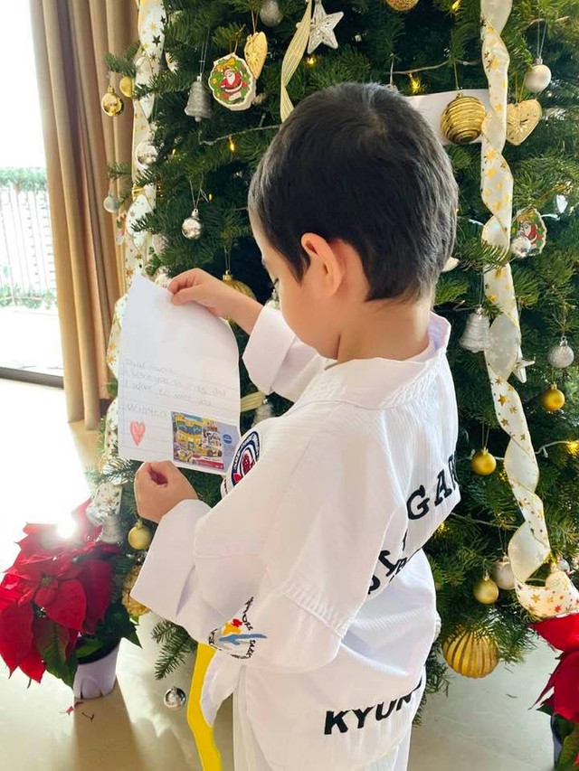 Thư con trai Thu Minh gửi ông già Noel đính kèm hình quà tặng - Hình 2 Thu con trai Thu Minh gui ong gia Noel dinh kem hinh qua tang-Hinh-2
