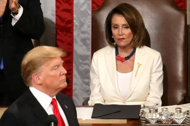 Chủ tịch Hạ viện tiết lộ kế hoạch buộc ông Trump rời Nhà Trắng "bằng mọi cách" Chu tich Ha vien tiet lo ke hoach buoc ong Trump roi Nha Trang