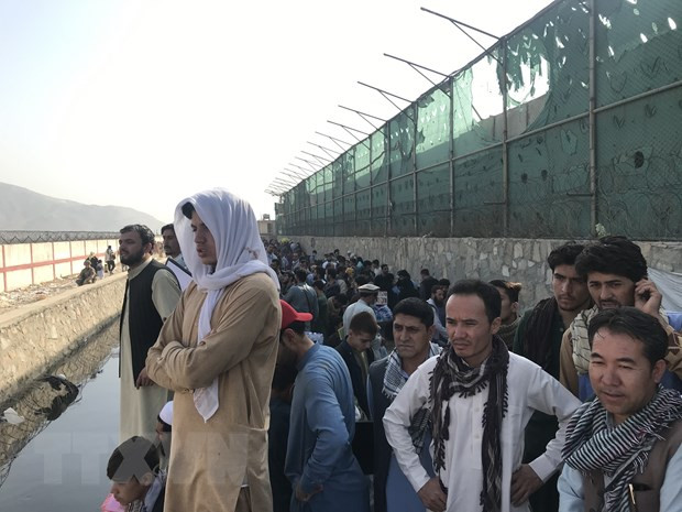 Afghanistan: Nổ liên tiếp bên ngoài sân bay ở Kabul, nhiều người thiệt mạng Afghanistan: No lien tiep ben ngoai san bay o Kabul, nhieu nguoi thiet mang