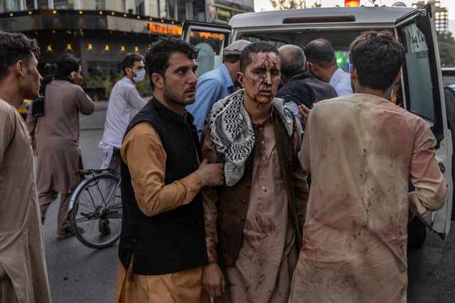 Bên trong Nhà Trắng khi ông Biden nhận tin vụ đánh bom ở Kabul - Hình 2 Ben trong Nha Trang khi ong Biden nhan tin vu danh bom o Kabul-Hinh-2