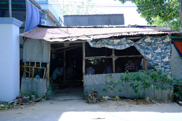 Người dân cầu nguyện, mong bé trai 10 tuổi được đưa ra khỏi ống cọc - Hình 2 Nguoi dan cau nguyen, mong be trai 10 tuoi duoc dua ra khoi ong coc-Hinh-2