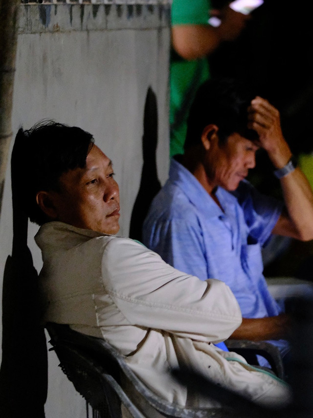 Người dân cầu nguyện, mong bé trai 10 tuổi được đưa ra khỏi ống cọc Nguoi dan cau nguyen, mong be trai 10 tuoi duoc dua ra khoi ong coc