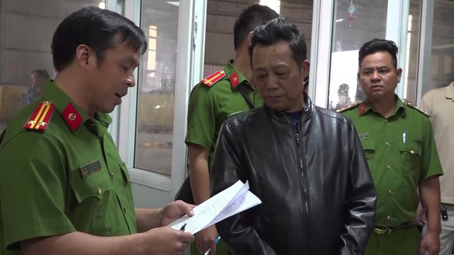 Hành trình trở thành Giám đốc trung tâm Đăng kiểm của bị can “mù chữ“ - Hình 2 Hanh trinh tro thanh Giam doc trung tam Dang kiem cua bi can “mu chu“-Hinh-2