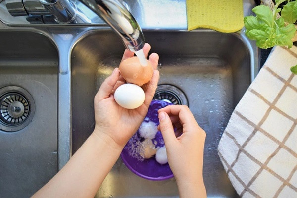 Thao tác xử lý trứng gà dễ dẫn bệnh ung thư vào người Thao tac xu ly trung ga de dan benh ung thu vao nguoi