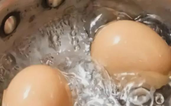 Luộc trứng, nước sôi hay lạnh đều không đúng, hãy nhớ 4 điểm này - Hình 3 Luoc trung, nuoc soi hay lanh deu khong dung, hay nho 4 diem nay-Hinh-3