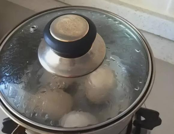 Luộc trứng, nước sôi hay lạnh đều không đúng, hãy nhớ 4 điểm này - Hình 5 Luoc trung, nuoc soi hay lanh deu khong dung, hay nho 4 diem nay-Hinh-5