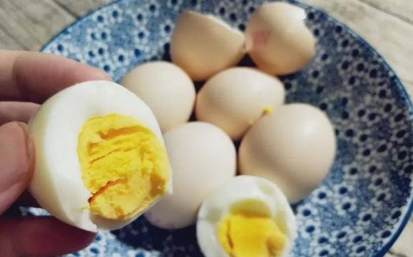 Luộc trứng, nước sôi hay lạnh đều không đúng, hãy nhớ 4 điểm này Luoc trung, nuoc soi hay lanh deu khong dung, hay nho 4 diem nay