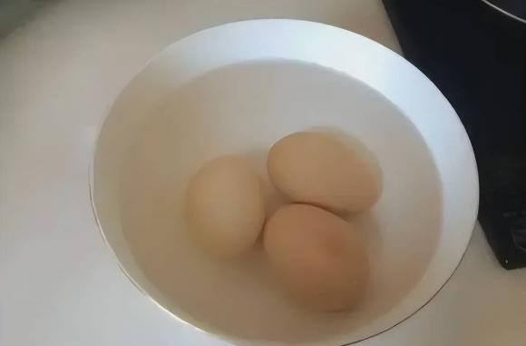 Luộc trứng, nước sôi hay lạnh đều không đúng, hãy nhớ 4 điểm này - Hình 2 Luoc trung, nuoc soi hay lanh deu khong dung, hay nho 4 diem nay-Hinh-2