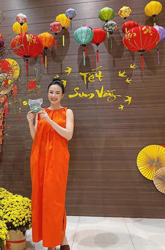 Hiếm hoi mới khoe ảnh mới, Angela Phương Trinh trông mũm mĩm khác lạ - Hình 2 Hiem hoi moi khoe anh moi, Angela Phuong Trinh trong mum mim khac la-Hinh-2