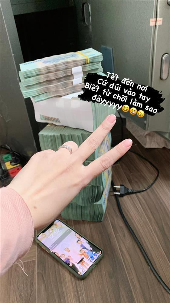 Hằng “Túi” khoe doanh thu 1 ngày, số tiền thu được mới choáng - Hình 4 Hang “Tui” khoe doanh thu 1 ngay, so tien thu duoc moi choang-Hinh-4