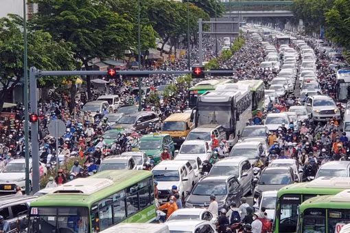 [SPOTLIGHT] TP.HCM sẽ đổi toàn bộ xe công vụ, xe cá nhân của cán bộ sang xe điện