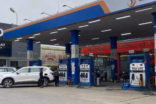 [SPOTLIGHT] Khan hiếm dầu diesel cục bộ nhiều tỉnh, Petrolimex nói không thiếu tổng nguồn