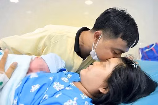 [SPOTLIGHT] Đề xuất hỗ trợ nuôi con đến 3 tuổi, khen thưởng gia đình sinh 2 gái