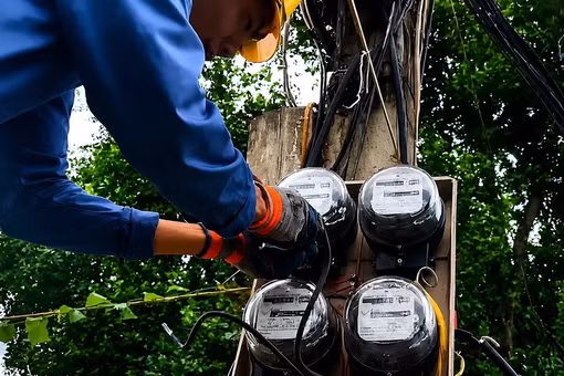 [VIDEO] Hàng trăm hộ dân Thanh Hóa phản ứng vì tiền điện tăng gấp ba dù dùng ít