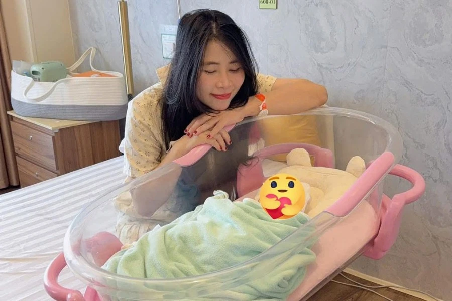 Youtuber Thơ Nguyễn bất ngờ thông báo đã sinh con, làm mẹ đơn thân