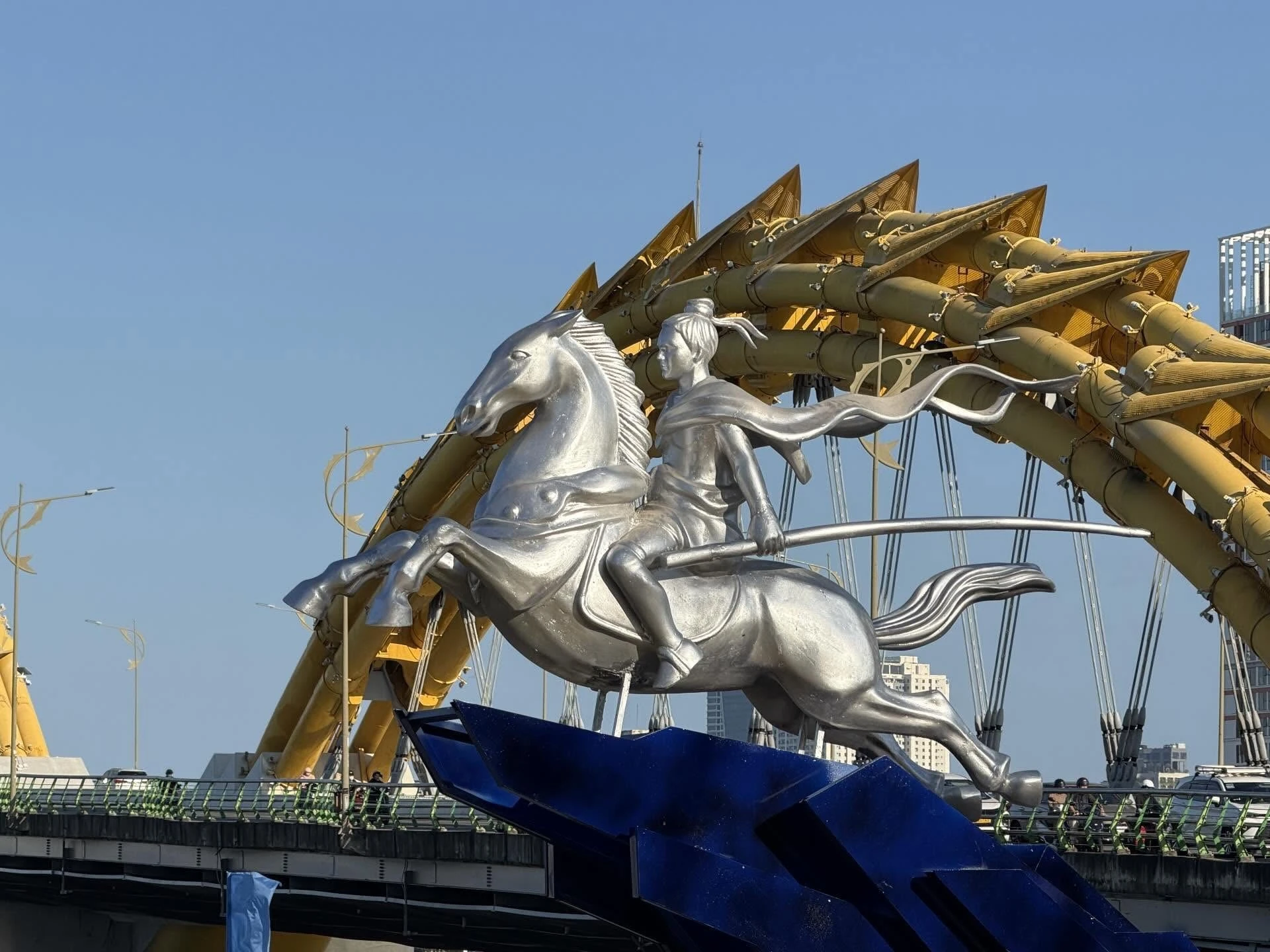 Linh vật Thánh Gióng cưỡi ngựa uy nghi ở Đà Nẵng khiến netizen xuýt xoa