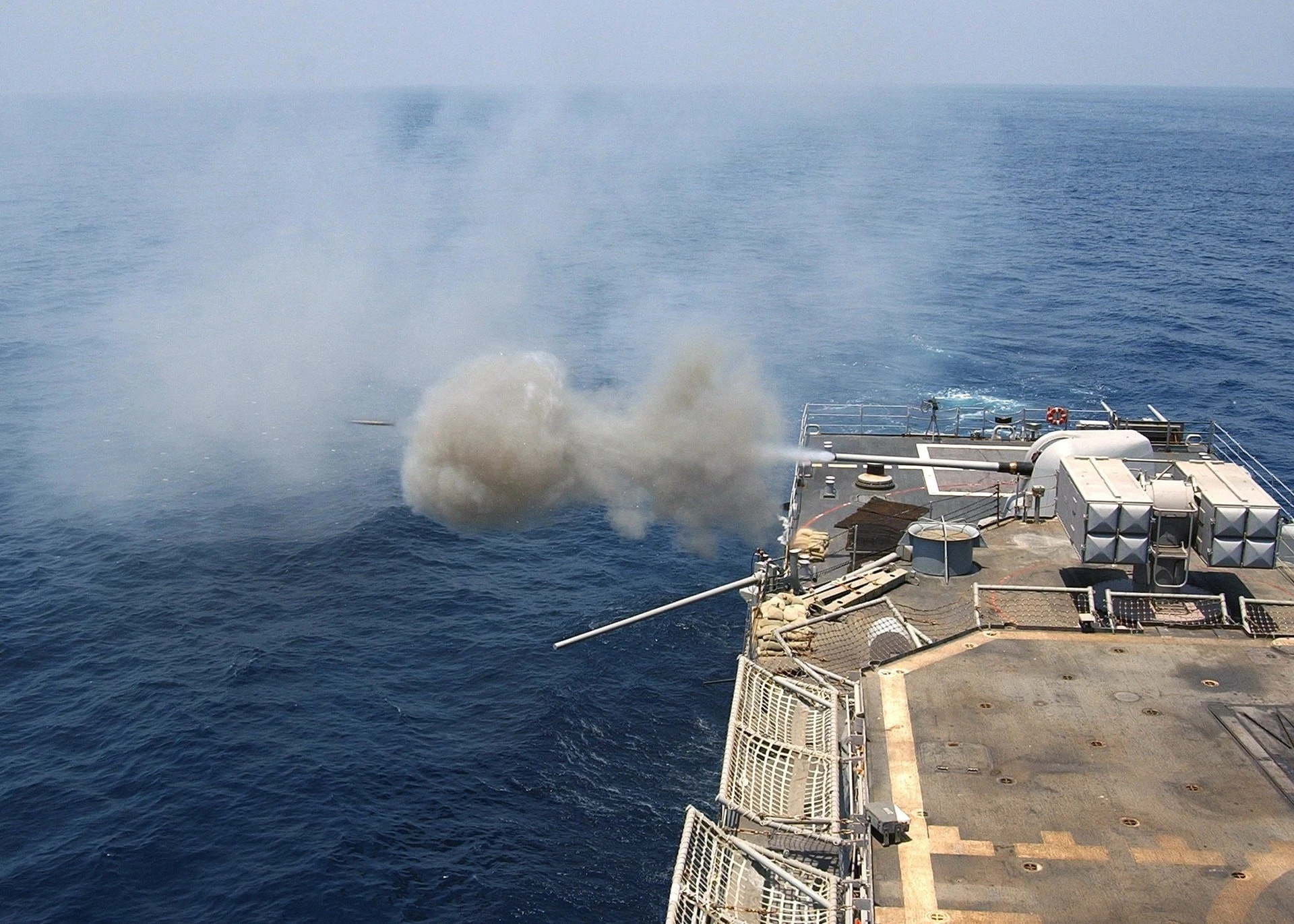 Mỹ nã pháo bắt tàu Iran trên biển Oman, Tehran dọa trả đũa