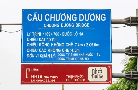 Hà Nội không cấp phép quảng cáo 'mượn hơi' trên biển báo cầu Chương Dương