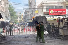 Khẩn trương khám nghiệm hiện trường vụ cháy tại Trung tâm thương mại Biên Hòa