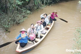 Du khách đi đò chèo tại cù lao Thới Sơn.