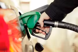 Giá xăng giảm mạnh, dầu diesel giảm tới gần 10.000 đồng/lít