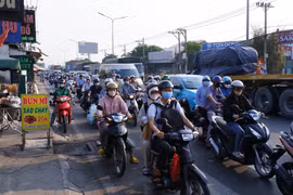 Người dân ùn ùn rời TP.HCM, cửa ngõ phía Đông ùn ứ từ sáng sớm