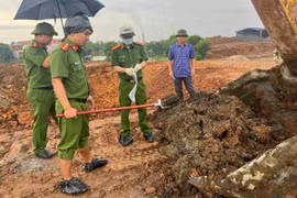 Khởi tố giám đốc doanh nghiệp chôn lấp hơn 2.000 tấn chất thải công nghiệp