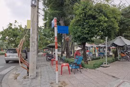 Người dân thoải mái bày bàn ghế kinh doanh. Ảnh Hữu Thông