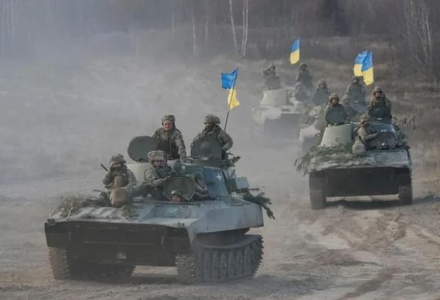 Kherson chìm trong khói đạn, rơi vào thế "cài răng lược"