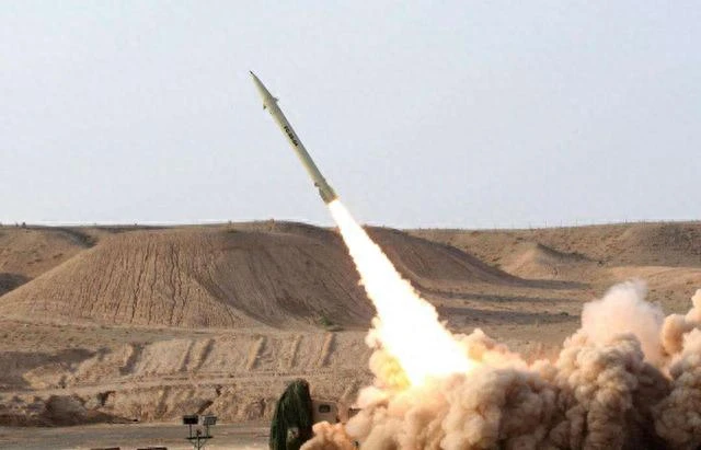 Tên lửa Houthi lao về lãnh thổ Israel, tàu chiến Mỹ tới biển Đỏ