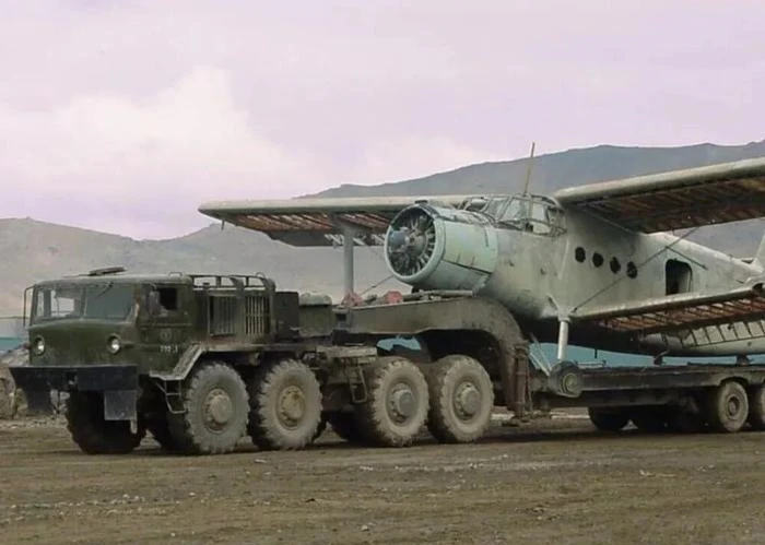 Xe đầu kéo quân sự hạng nặng MAZ-537 của Liên Xô đã dần biến mất