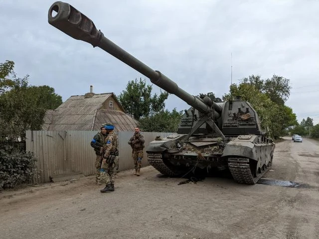 Sức mạnh siêu pháo tự hành 2S19M2 Nga bỏ lại tại Kharkov