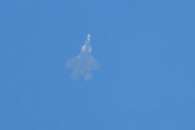 Nóng: Nga phát hiện máy bay lạ áp sát, nghi là tiêm kích F-35