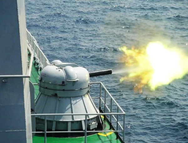 Hải quân Nga “truy sát” cướp biển Somalia bằng pháo sáu nòng AK-630