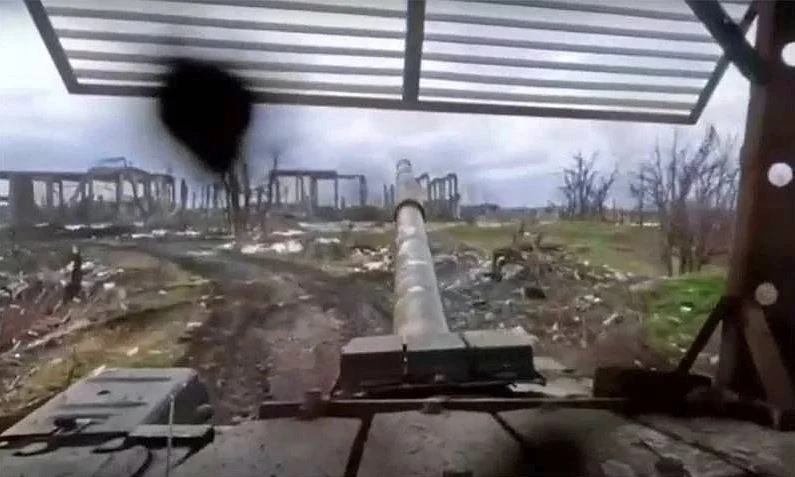 Xe tăng T-72 của Nga thoát chết thần kỳ sau cú đánh trời giáng