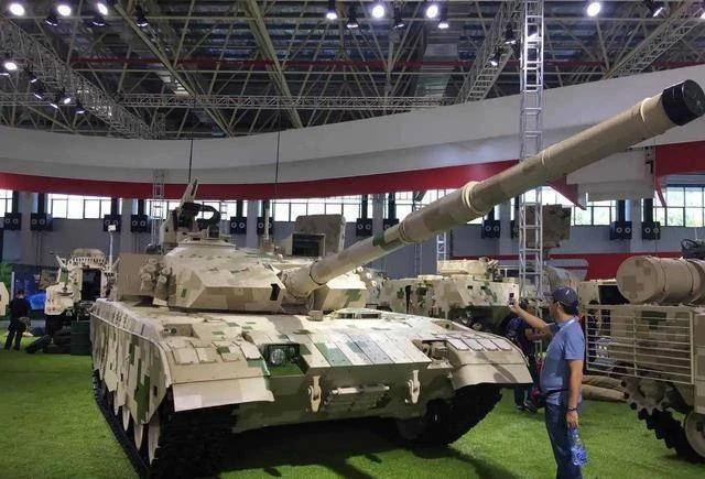 Sau Liên Xô, quốc gia nào giúp Trung Quốc phát triển quốc phòng?