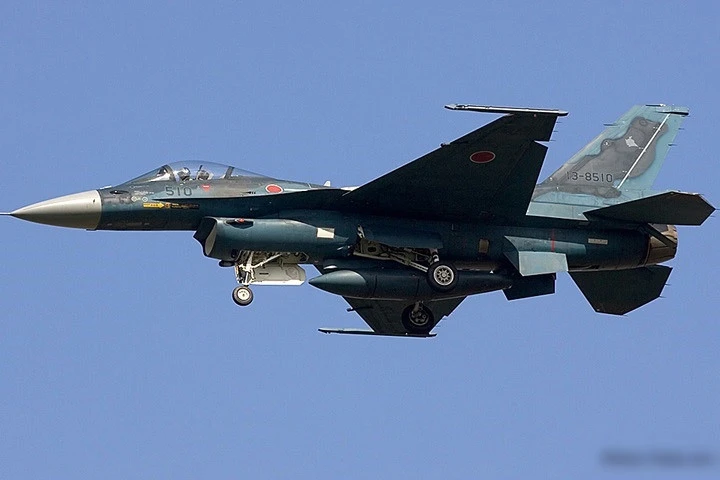 F-2 của Nhật Bản "bay nóc" khi truy đuổi tiêm kích lạ