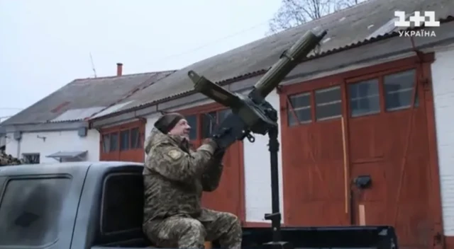 Lính Ukraine mang súng máy hơn trăm tuổi ra chiến trường