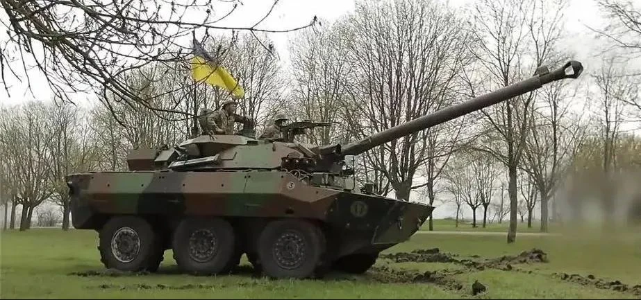 Lính Ukraine: Giáp của xe tăng bánh lốp AMX-10 của Pháp rất mỏng