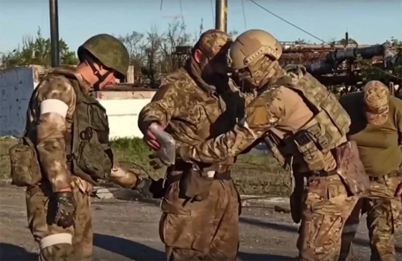 Quân Ukraine tại Azovstal ồ ạt ra hàng, Ukraine nhận thêm máy bay