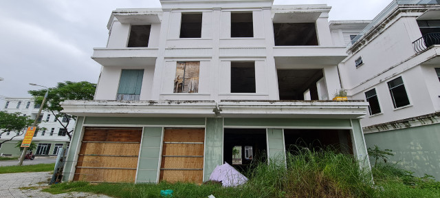 Cận cảnh loạt shophouse chục tỷ bỏ hoang ở Đà Nẵng - Hình 4 Can canh loat shophouse chuc ty bo hoang o Da Nang-Hinh-4