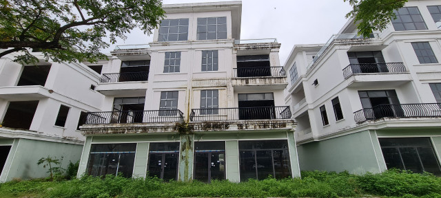 Cận cảnh loạt shophouse chục tỷ bỏ hoang ở Đà Nẵng - Hình 3 Can canh loat shophouse chuc ty bo hoang o Da Nang-Hinh-3