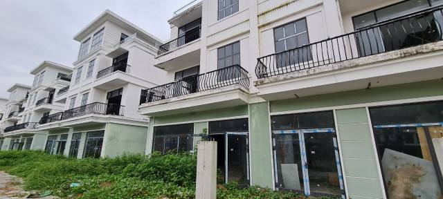 Cận cảnh loạt shophouse chục tỷ bỏ hoang ở Đà Nẵng - Hình 2 Can canh loat shophouse chuc ty bo hoang o Da Nang-Hinh-2